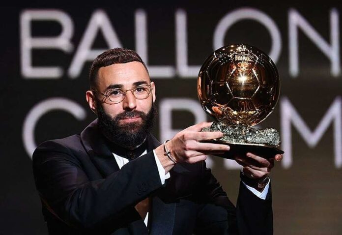 photo_camera AFP/FRANCK FIFE - Real Madrid's French striker Karim Benzema receives the Ballon d'Or award during the France 2022 Ballon d'Or award ceremony at the Théâtre du Chatelet in Paris on 17 October 2022