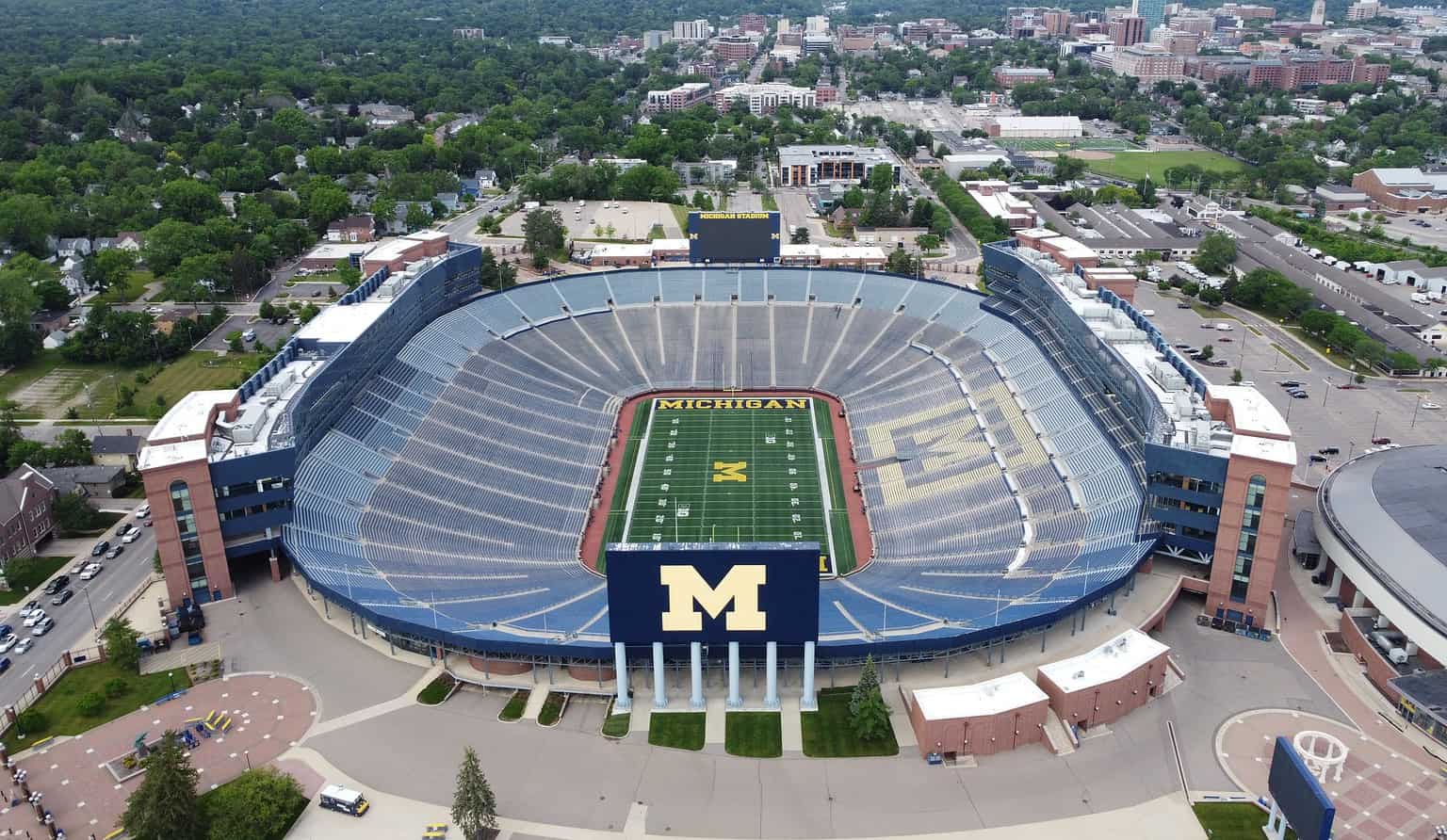 The Michigan stadium is the biggest stadium in the United States with a capacity of 107,601 ©CC BY-SA 4.0 – License