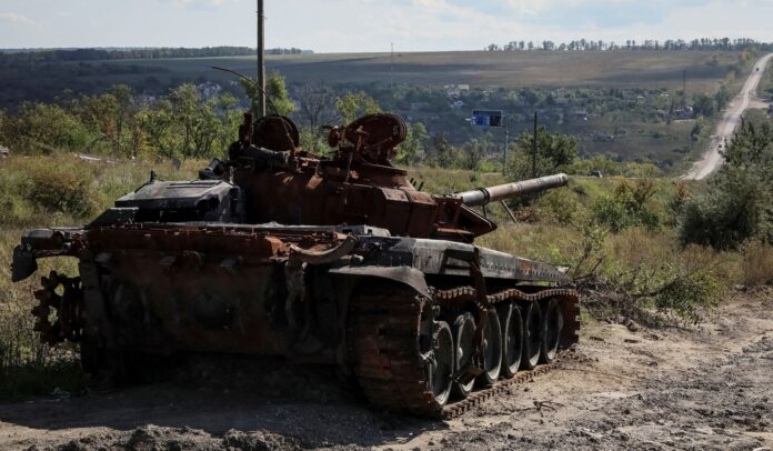 A destroyed Russian tank near the village of Kamyanka, recently liberated by Ukrainian Armed Forces, in Kharkiv Region, Ukraine, September 22, 2022. Gleb Garanich/Reuters