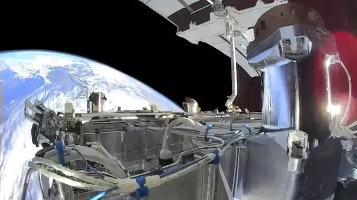 An uncaptioned image posted on the company’s website appears to show Starshield technology in orbit. SpaceX