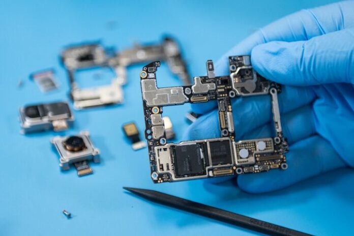 Components of the Huawei Mate 60 Pro smartphone.Photographer: James Park/Bloomberg