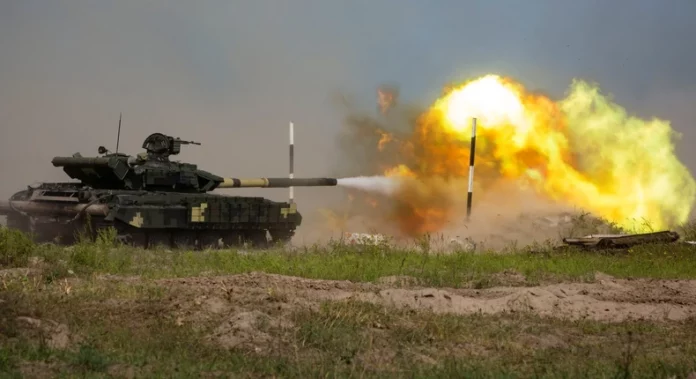 A Ukrainian T-62 tank fires during a military tactical exercise at a shooting range in Kharkiv region, Ukraine, in August 2016.Mikhail Palinchak/Ukrainian Presidential Press Service/Pool via REUTERS