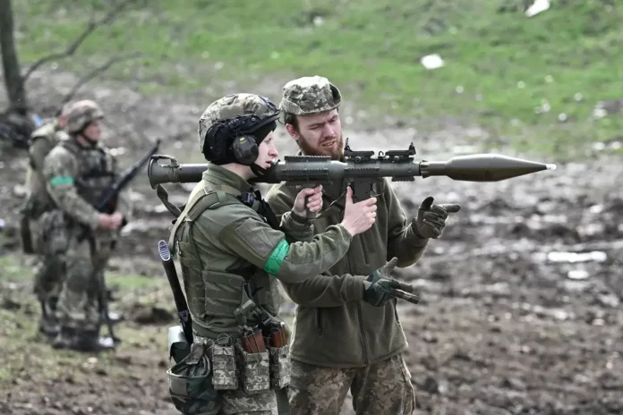 Ukrainian soldiersUkrainian soldiers prepare to fire a rocket-propelled grenade from a launcher. Photo: GENYA SAVILOV/AFP