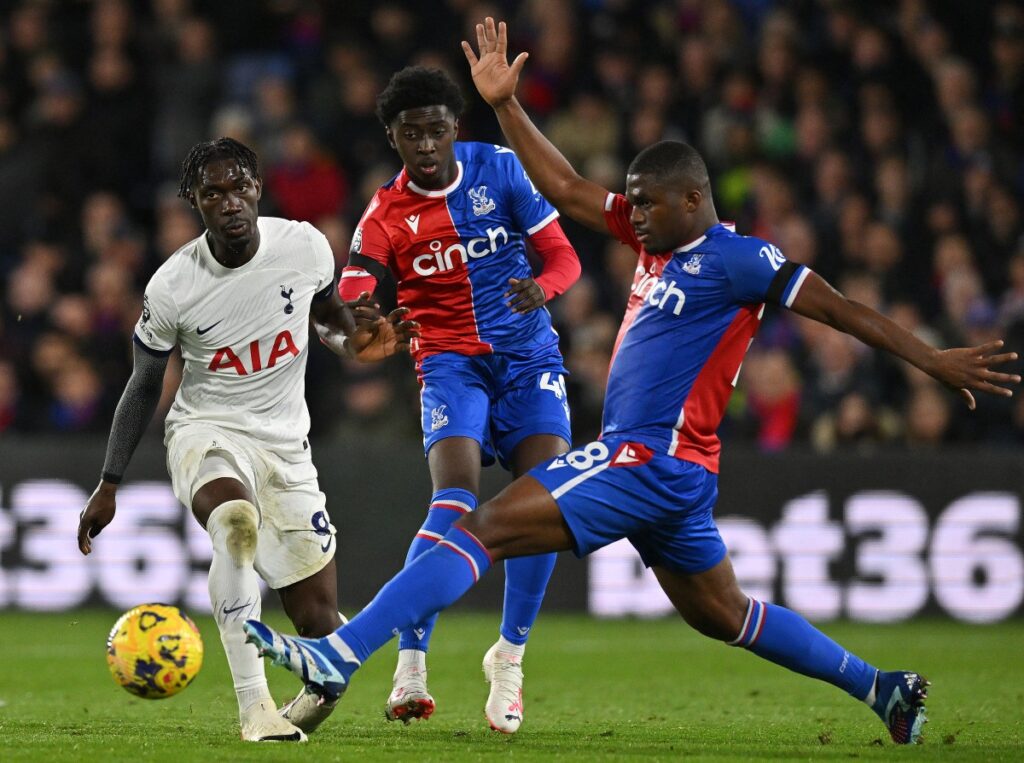 Tottenham Hotspur’s Ivorian-born Malian midfielder #08 Yves Bissouma (L) vies with Crystal Palace’s English midfielder #49 Jesurun Rak-Sakyi (C) and Crystal Palace’s Malian midfielder #28 Cheick Doucoure during the English Premier League football match between Crystal Palace and Tottenham Hotspur at Selhurst Park in south London on October 27, 2023. (Photo by Glyn KIRK / AFP)