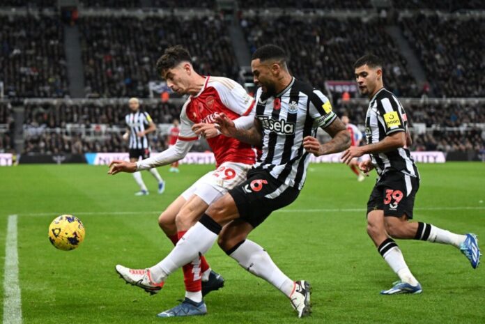 Arsenal’s German midfielder #29 Kai Havertz (L) vies with Newcastle United’s English defender #06 Jamaal Lascelles (C) during the English Premier League football match between Newcastle United and Arsenal at St James’ Park in Newcastle-upon-Tyne, north east England on November 4, 2023. (Photo by Oli SCARFF / AFP) /