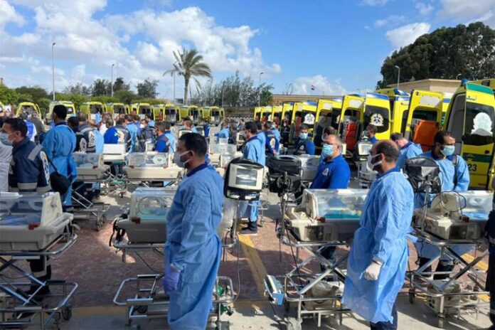 Egyptian medics stand by with incubators to receive premature Palestinian babies evacuated from Gaza on the Egyptian side of the Rafah border crossing with the Gaza Strip, on Nov. 20, amid the ongoing battles between Israel and the militant group Hamas. AFP-Yonhap