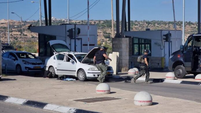The scene of a shooting attack at a West Bank checkpoint south of Jerusalem on November 16, 2023 (Israel Police)