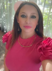 Noora De Silva is an Iraq-born media professional, translator, and lover of music and exerciseCredit: TikTok/nooradesilva3
