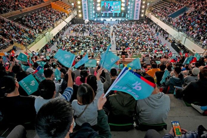 Supporters of Ko Wen-je, the presidential candidate from the Taiwan People's Party (TPP), wave flags during a campaign rally in Hsinchu on December 23, 2023. AFP / Sam Yeh