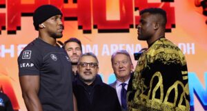 British heavyweight boxer Anthony Joshua (L) and French-Cameroonian boxer Francis Ngannou (R) pose after a press conference in London on January 15, 2024, ahead of their fight in March. (Photo by Daniel LEAL / AFP)