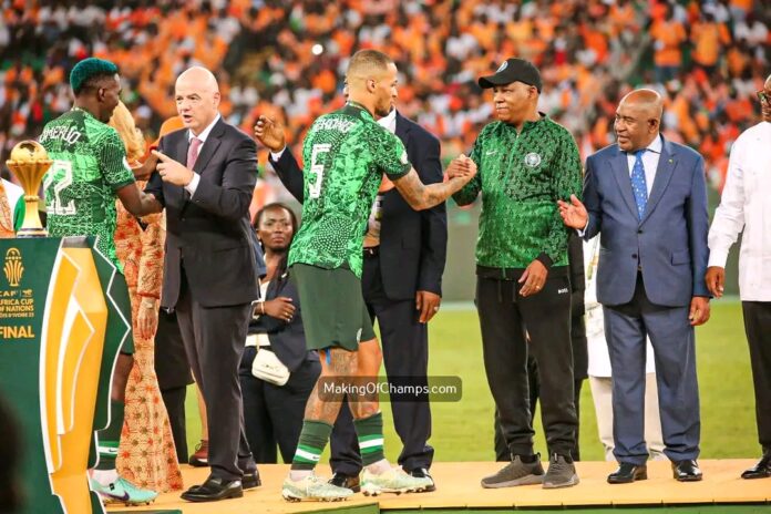 Nigerian Super Eagles Captain, William Troost-Ekong receiving pleasantries from the Vice President of Nigeria at Abidjan, Ivory Coast. Photo: Making of Champions