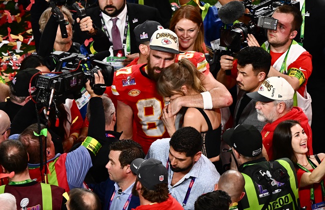 US singer-songwriter Taylor Swift and Kansas City Chiefs’ tight end #87 Travis Kelce embrace after the Chiefs won Super Bowl LVIII against the San Francisco 49ers at Allegiant Stadium in Las Vegas, Nevada, February 11, 2024. (Photo by Patrick T. Fallon / AFP)