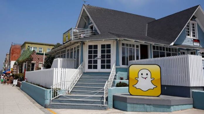 The Snapchat Inc. logo stands outside the company's headquarters on the strand at Venice Beach in Los Angeles, California, U.S., on Wednesday, Aug. 14, 2013.Patrick Fallon/Bloomberg via Getty Images