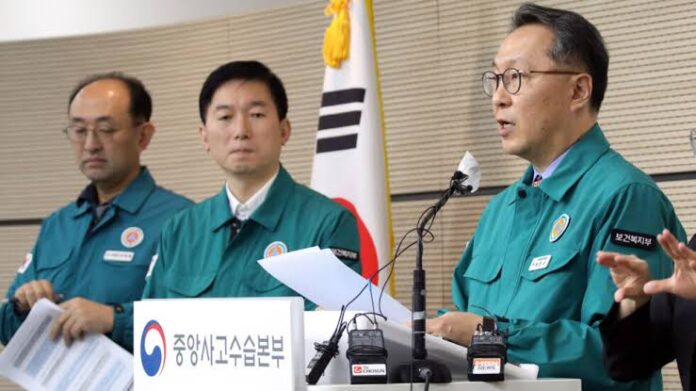 South Korea's Second Vice Health Minister Park Min-soo (R) speaks to reporters about a walkout by thousands of the country's trainee doctors © - / YONHAP/AFP