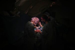 Gloria Villalba operates on a patient with a malignant brain tumor.VICENS GIMÉNEZ