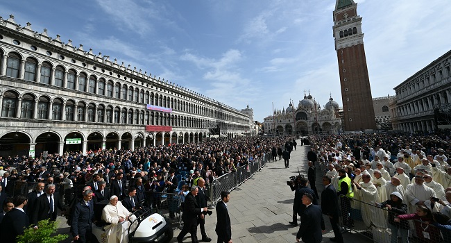 Pope Francis arrives to lead a mass at St.Mark’s square on April 28, 2024 in Venice. – Pope Francis visits Venice today, his first trip outside Rome in seven months, which will be closely watched amid concerns over the 87-year-old’s fragile health.  (Photo by Alberto PIZZOLI / AFP)