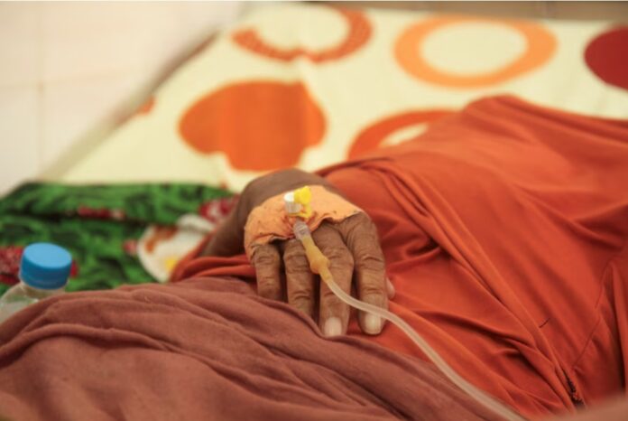 An old woman, hospitalized for dehydration during the recent record heat wave, receives IV drip while she is being consulted at an hospital in Niamey, Niger April 13 , 2024. REUTERS/ Mahamadou Hamidou 