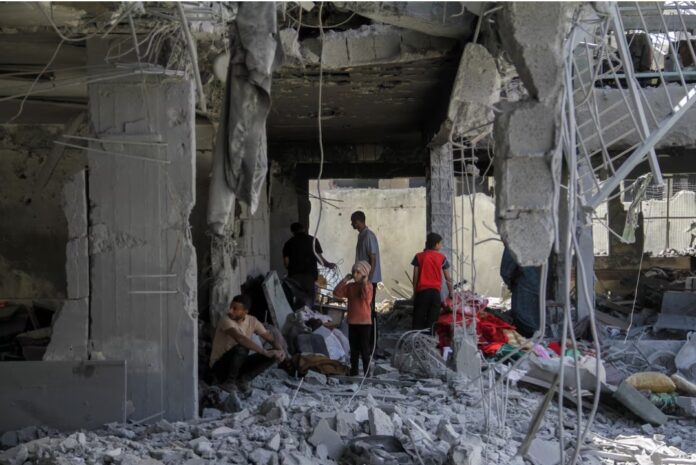 Palestinians inspect their destroyed house at Zeitoun neighborhood after Israeli forces withdrew from the area following a raid, in Gaza City, May 15, 2024. REUTERS/Mahmoud Issa