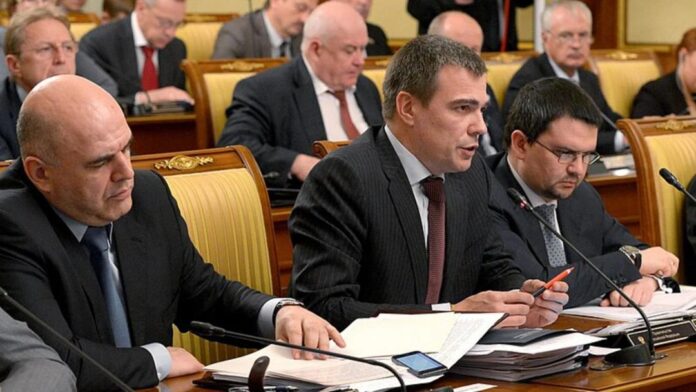 Oleg Savelyev (centre) briefly served between 2008-2014 as a deputy to Andrei Belousov, who was appointed Russia’s defence minister last week. (Wikimedia Commons pic)