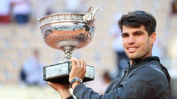 Third seed Carlos Alcaraz beat the fourth seed Alexander Zverev in five sets to lift the French Open trophy for the firts time. © Pierre René-Worms / RFI