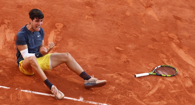 Spain’s Carlos Alcaraz celebrates after winning his men’s singles final match against Germany’s Alexander Zverev on Court Philippe-Chatrier on day fifteen of the French Open tennis tournament at the Roland Garros Complex in Paris on June 9, 2024. (Photo by EMMANUEL DUNAND / AFP)