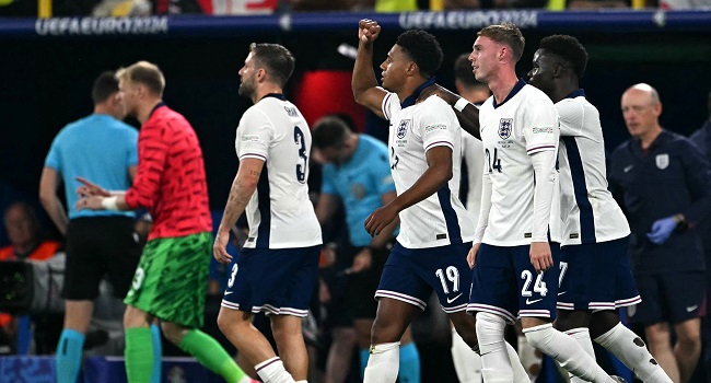 England’s forward #19 Ollie Watkins (C) celebrates with teammates after scoring his team’s second goal during the UEFA Euro 2024 semi-final football match between the Netherlands and England at the BVB Stadion in Dortmund on July 10, 2024. (Photo by OZAN KOSE / AFP)