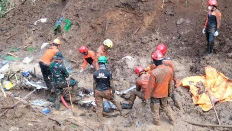 Landslide Triggered by Torrential Rain Kills 11 People at Illegal Gold Mine in Indonesia; 20 Missing