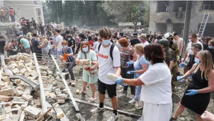 Volunteers at work at the Ohmatdyt Children's Hospital that was damaged during Russian missile strikes in Kyiv, Ukraine on July 8, 2024. © Gleb Garanich, Reuters