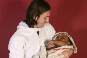 Lionel Messi holds a baby Lamine Yamal for the photoshoot in 2007.  Joan Monfort/AP
