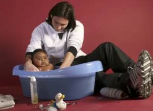 Messi bathes a baby Yamal.  Joan Monfort/AP