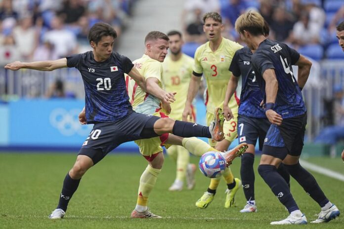 Japan's Fuki Yamada, left, and Spain's Sergio Gomez battle for the ball during the men's quarter final soccer match between Japan and Spain at the Lyon stadium, during the 2024 Summer Olympics, Friday, Aug. 2, 2024, in Decines, France. Laurent Cipriani - staff, ASSOCIATED PRESS