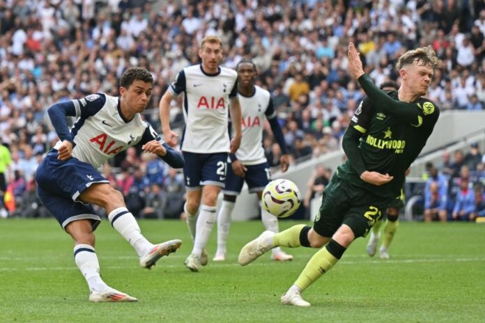 Tottenham Hotspur’s Welsh striker #22 Brennan Johnson (L) shoots but fails to score during the English Premier League football match between Tottenham Hotspur and Brentford at the Tottenham Hotspur Stadium in London, on September 21, 2024. (Photo by Glyn KIRK / AFP)