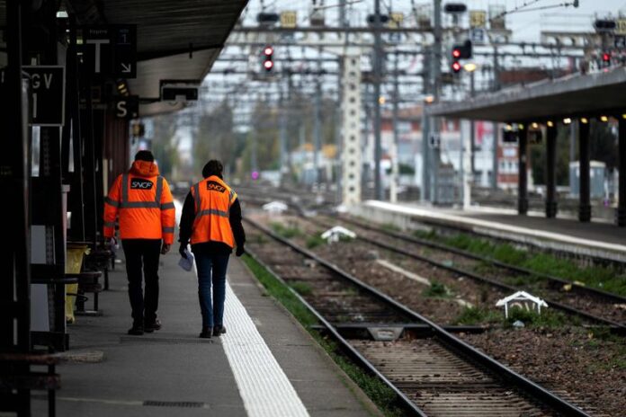 SNCF employees at Toulouse Matabiau station, December 2, 2022. LIONEL BONAVENTURE / AFP