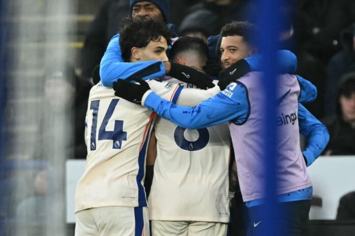 Chelsea’s Argentinian midfielder #08 Enzo Fernandez (C) celebrates with teammates after scoring their second goal during the English Premier League football match between Leicester City and Chelsea at King Power Stadium in Leicester, central England on November 23, 2024. (Photo by JUSTIN TALLIS / AFP)