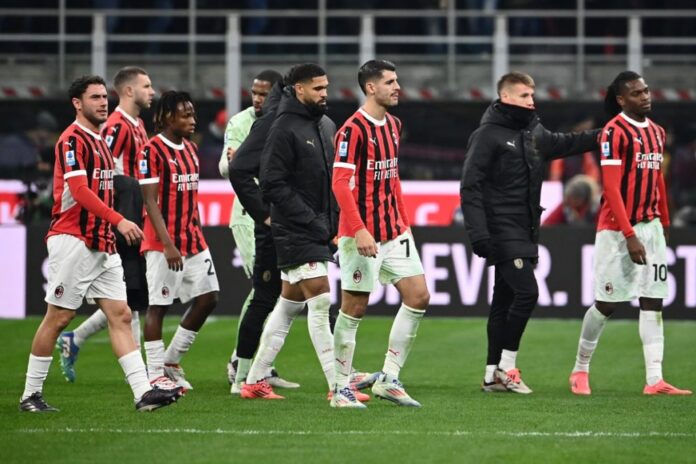 Ac Milan’s players leave the pitch at the end of the Italian Serie A football match between AC Milan and Juventus Turin at San Siro Stadium in Milan, on November 23, 2024. (Photo by Isabella BONOTTO / AFP)