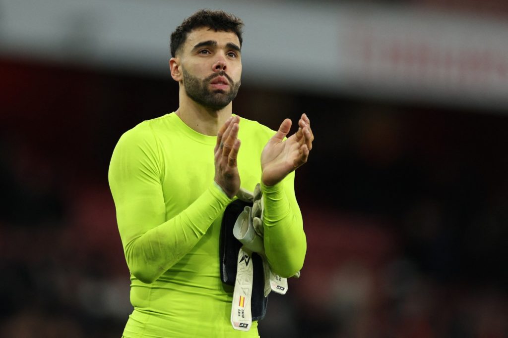 Arsenal’s Spanish goalkeeper #22 David Raya applauds the fans following the English Premier League football match between Arsenal and Everton at the Emirates Stadium in London on December 14, 2024. (Photo by Adrian Dennis / AFP)