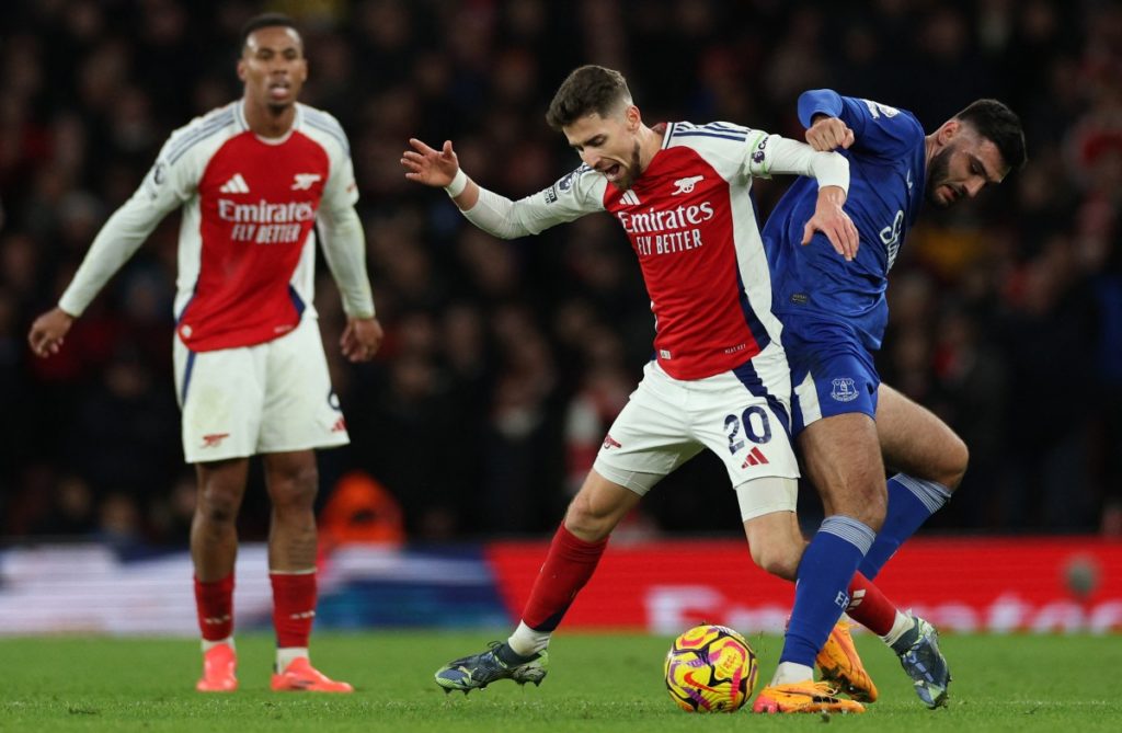 Arsenal’s Italian midfielder #20 Jorginho (C) vies with Everton’s Armando Broja #22 (R) during the English Premier League football match between Arsenal and Everton at the Emirates Stadium in London on December 14, 2024. (Photo by Adrian Dennis / AFP) /    