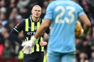 Manchester City’s Norwegian striker #09 Erling Haaland watches Aston Villa’s Argentinian goalkeeper #23 Emiliano Martinez during the English Premier League football match between Aston Villa and Manchester City at Villa Park in Birmingham, central England on December 21, 2024. (Photo by Paul ELLIS / AFP) 