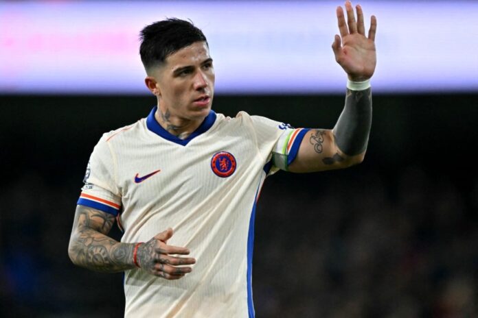 Chelsea’s Argentinian midfielder #08 Enzo Fernandez waves following the English Premier League football match between Ipswich Town and Chelsea at Portman Road in Ipswich, eastern England on December 30, 2024. (Photo by Glyn KIRK / AFP).