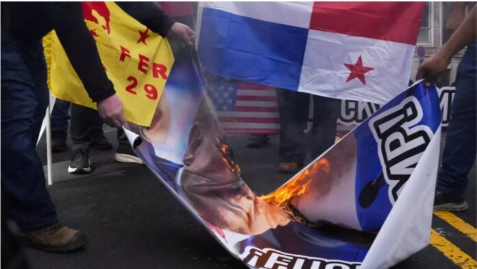 Demonstrators burn Donald Trump's image following his threat to demand control of the Panama Canal be returned to Washington, on December 24, 2024, in Panama City, Panama © ARNULFO FRANCO / AFP