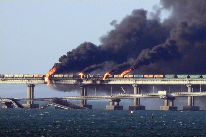 Black smoke and flames billow from the bridge linking Russia to Crimea © - / AFP