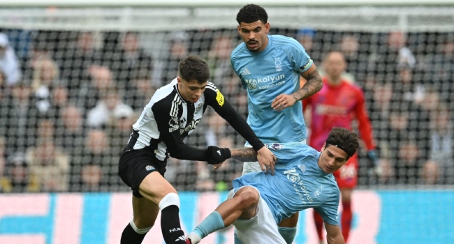 Newcastle United’s English midfielder #67 Lewis Miley (L) vies with Nottingham Forest’s Argentinian midfielder #16 Nicolas Dominguez (R) during the English Premier League football match between Newcastle United and Nottingham Forest at St James’ Park in Newcastle-upon-Tyne, north east England on February 23, 2025. (Photo by ANDY BUCHANAN / AFP)