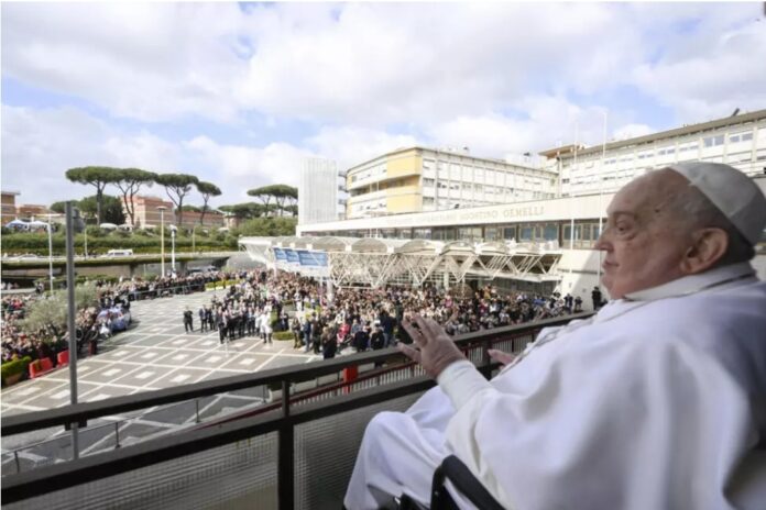 Before leaving hospital, the visibly frail pope waved to well-wishers © Handout / VATICAN MEDIA/AFP