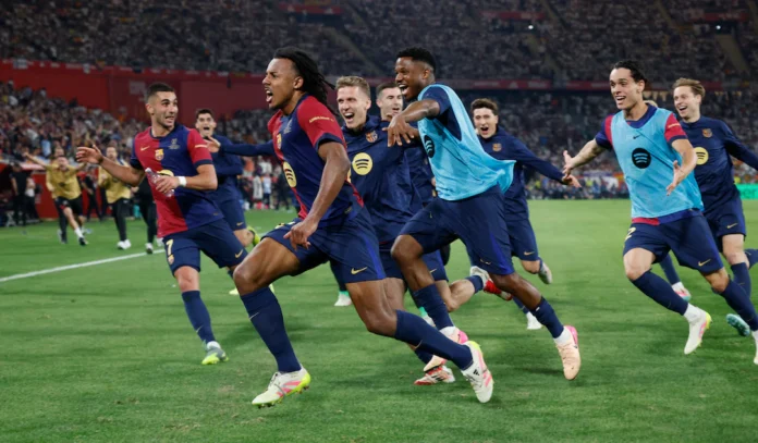 Soccer Football - Copa del Rey - Final - FC Barcelona v Real Madrid - Estadio de La Cartuja, Seville, Spain - April 27, 2025 FC Barcelona's Jules Kounde celebrates scoring their third goal with teammates REUTERS/Marcelo Del Pozo 
