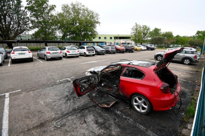 This photograph taken on April 16, 2025 shows a burned car in front of the Tarascon prison in Tarascon, southern France. (Photo by Sylvain THOMAS / AFP)