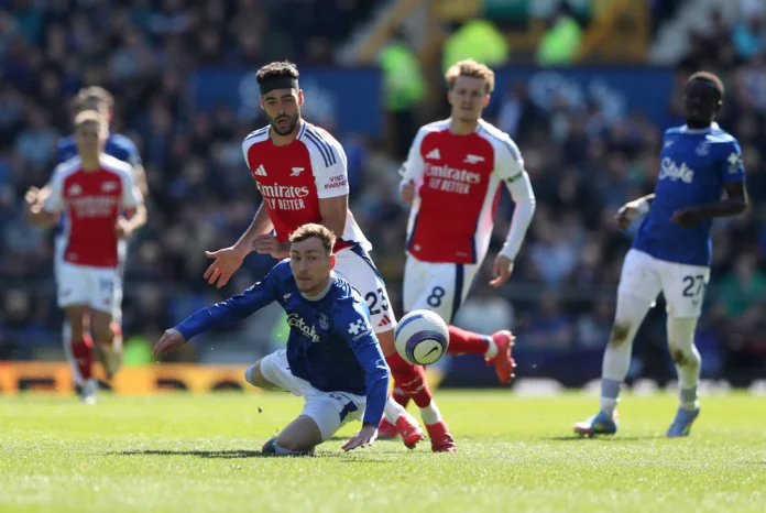 Soccer Football - Premier League - Everton v Arsenal - Goodison Park, Liverpool, Britain - April 5, 2025 Arsenal's Mikel Merino in action with Everton's James Garner REUTERS/Scott Heppell