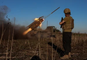Ukrainian service members of the 25th Sicheslav Airborne Brigade fire a BM-21 Grad multiple rocket launch system towards Russian troops near the frontline town of Pokrovsk, amid Russia's attack on Ukraine, in Donetsk region, Ukraine April 19, 2025. REUTERS/Anatolii Stepanov/File Photo