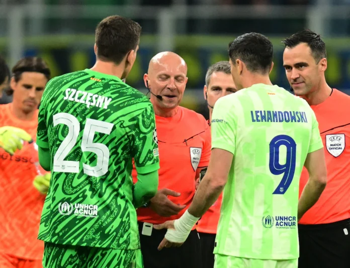 Soccer Football - Champions League - Semi Final - Second Leg - Inter Milan v FC Barcelona - San Siro, Milan, Italy - May 6, 2025 FC Barcelona's Wojciech Szczesny and Robert Lewandowski remonstrate with referee Szymon Marciniak REUTERS/Daniele Mascolo