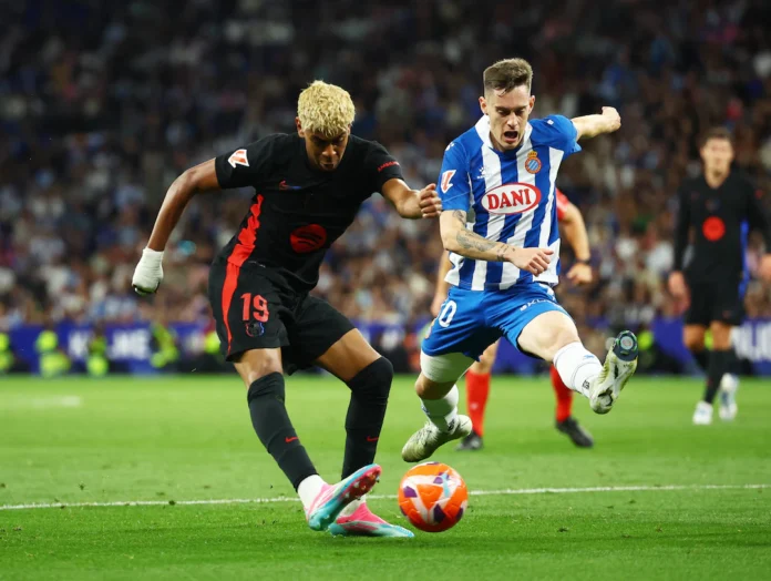 LaLiga - Espanyol v FC Barcelona - RCDE Stadium, Cornella de Llobregat, Spain - May 15, 2025 FC Barcelona's Lamine Yamal in action with Espanyol's Pol Lozano REUTERS/Albert Gea