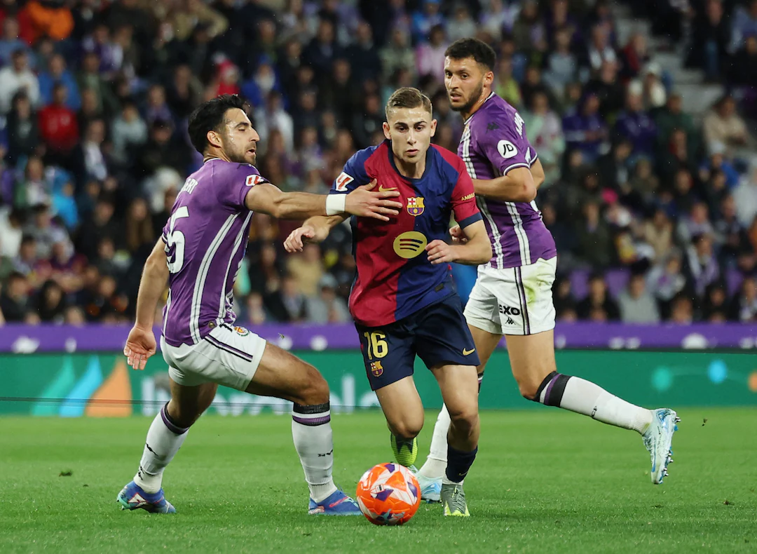 Soccer Football - LaLiga - Real Valladolid v FC Barcelona - Estadio Jose Zorrilla, Valladolid, Spain - May 3, 2025 Real Valladolid's Eray Comert in action with FC Barcelona's Fermin Lopez REUTERS/Isabel Infantes 